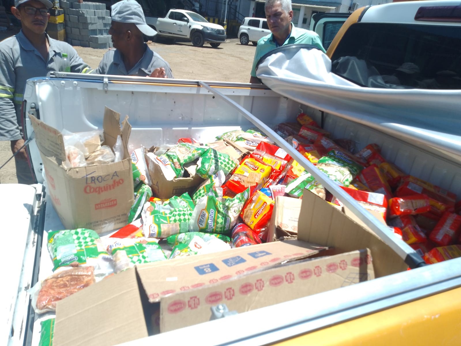 Fiscalização apreende mais de uma tonelada de alimentos e produtos de limpeza no Benedito Bentes, em Maceió