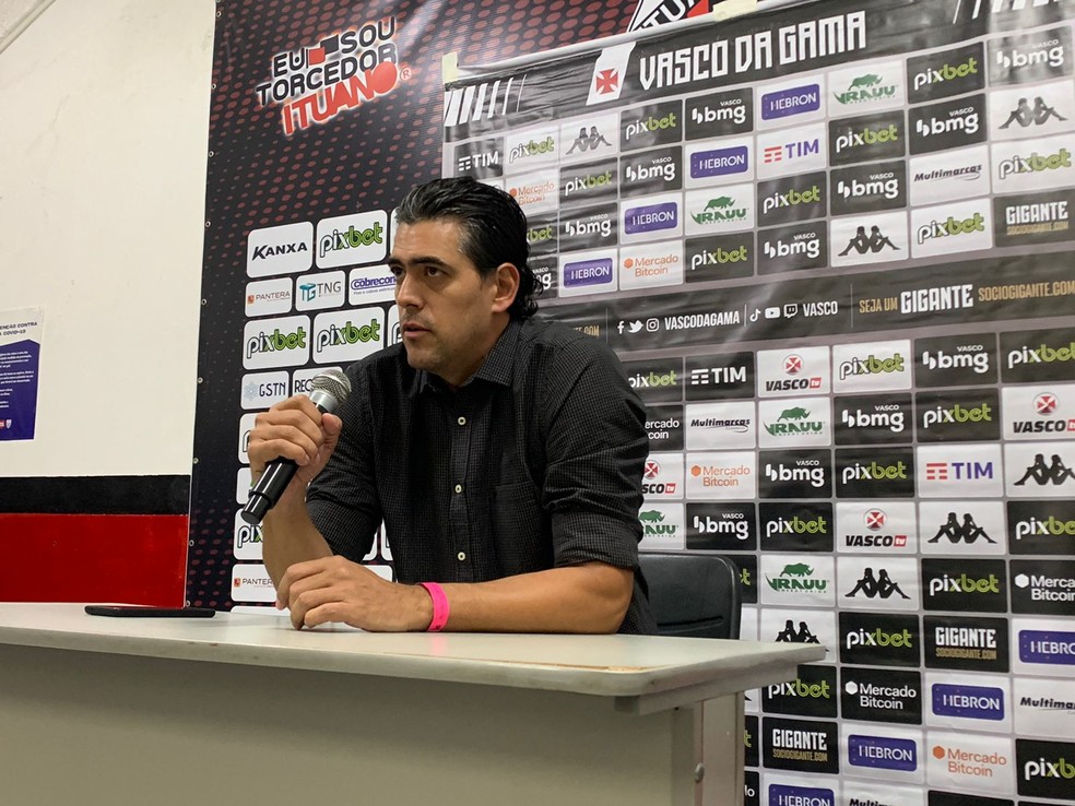 Paulo Bracks, diretor-esportivo do Vasco, em pronunciamento em Itu — Foto: Tébaro Schmidt / ge