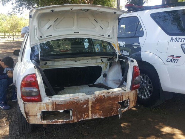 Material apreendido estava em compartimento falso no carro (Foto: Polícia Rodoviária/Divulgação)