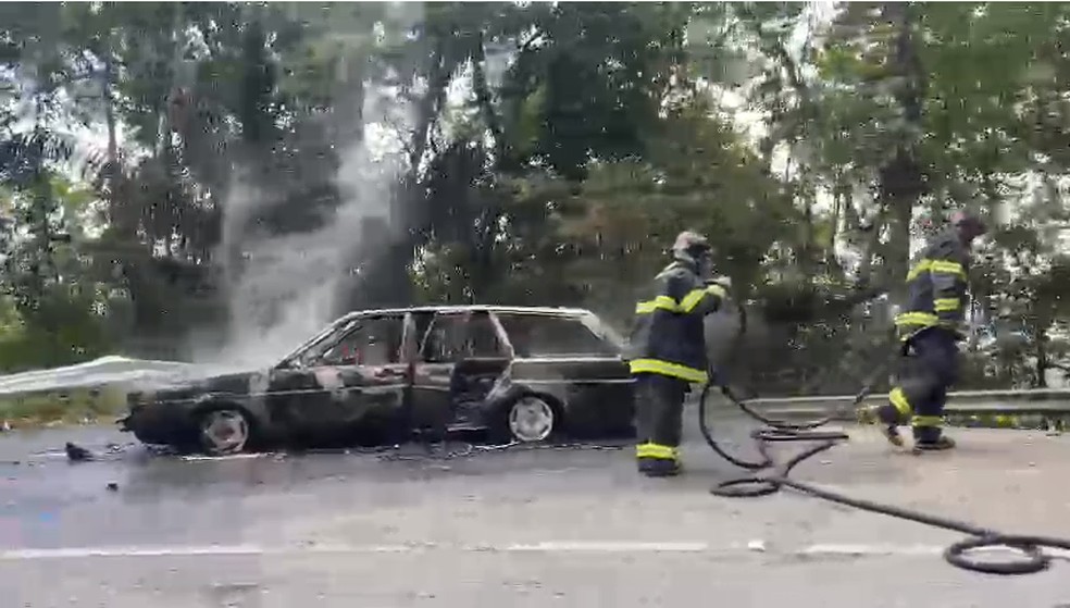 Carro com quatro ocupantes pega fogo e causa congestionamento na serra de Ubatuba, SP — Foto: Ana Flávia Simões/TV Vanguarda