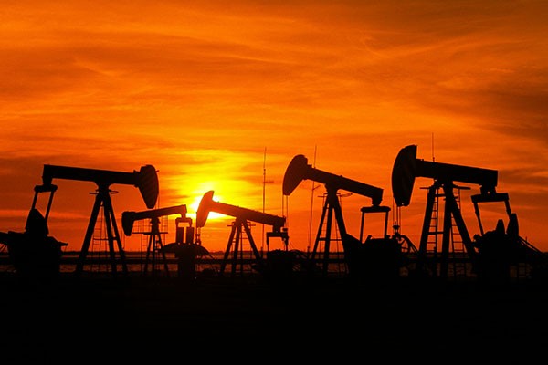 Preços do petróleo fecham março com maiores quedas mensais e trimestrais da história thumbnail