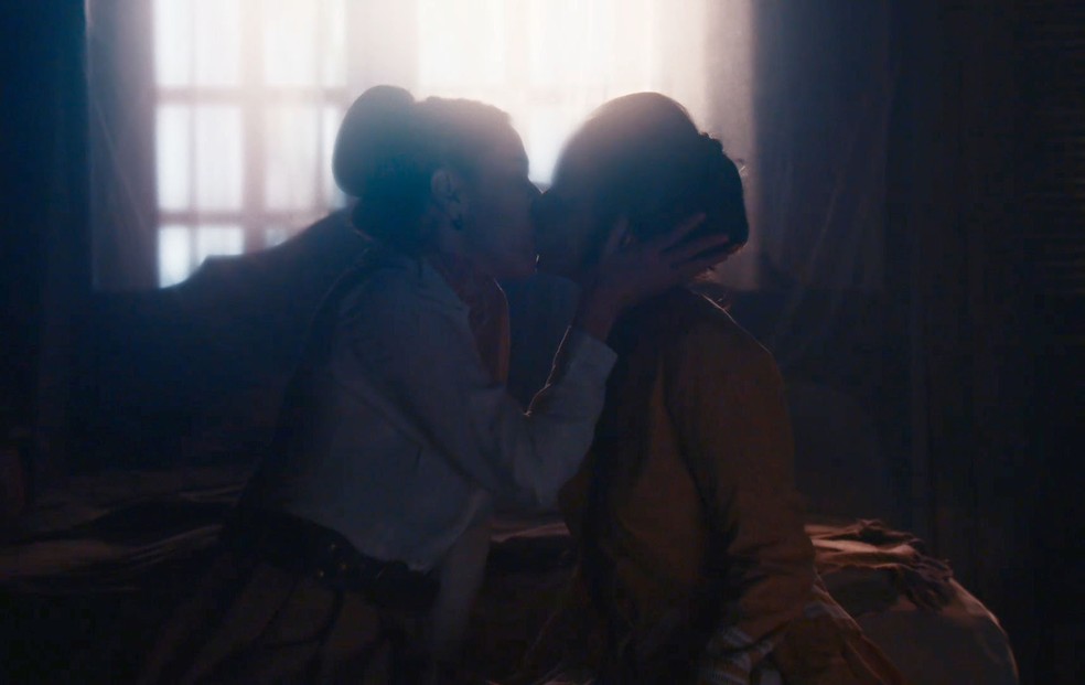 Vitória e Clemência se beijam em Nos Tempos do Imperador — Foto: Globo