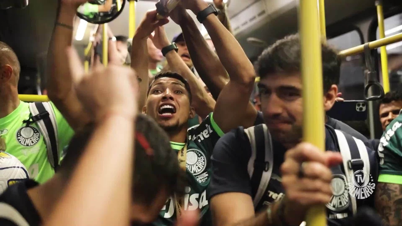 Elenco do Palmeiras comemora vitória da Supercopa no ônibus a caminho do aeroporto