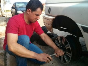 Anderson furou dois pneus em buraco: prejuízo de R$ 360 (Foto: Cláudio Nascimento/ TV TEM)