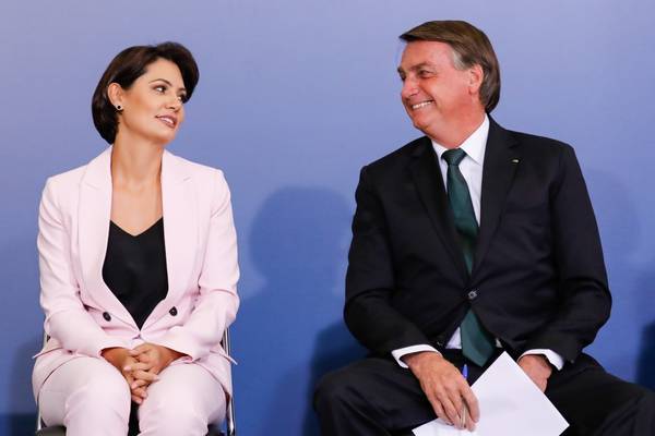 Primeira-dama Michelle Bolsonaro se diverte e participa de corrida