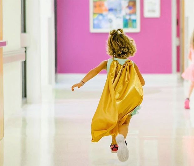 Hudson correndo pelos corredores do hospital como uma verdadeira heroína (Foto: Divulgação Children’s Healthcare of Atlanta)
