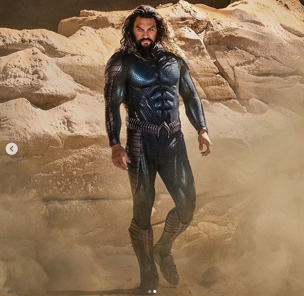 O ator Jason Momoa com o novo uniforme do herói Aquaman, para as filmagens de Aquaman e o Reino Perdido, com lançamento previsto para dezembro de 2022 (Foto: Instagram)