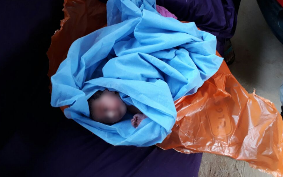 Bebê é encontrado dentro de sacola plástica em lixeira de Valparaíso  (Foto: TV Anhanguera/Reprodução)