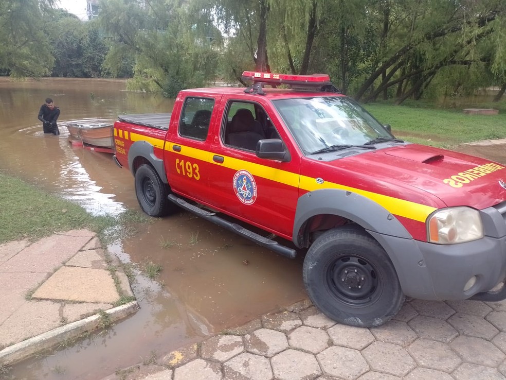 Corpo de Bombeiros faz buscas por jovem de 18 anos que escorregou e caiu em rio em Santa Rita do Sapucaí — Foto: Corpo de Bombeiros
