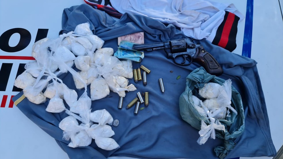 Drogas, arma e munições foram levadas à delegacia — Foto: Polícia Militar/Divulgação