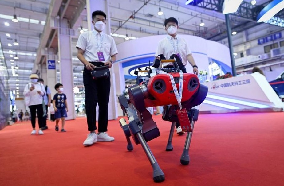 Um cão robô é exibido durante a Conferência Mundial de Robôs (WRC 2022), que acontece em Pequim