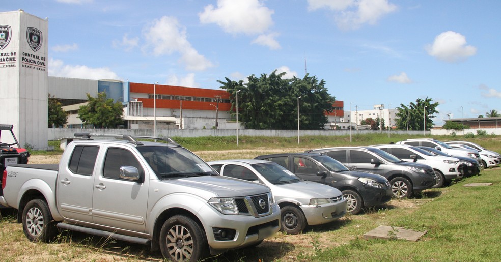 Onze carros foram apreendidos na Operação Gabarito, em João Pessoa (Foto: Diogo Almeida/G1)