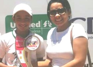 Nalanda Teixeira, tenista de Goiás, líder del ranking brasileño Junevil, con su madre (Foto: Archivo personal)
