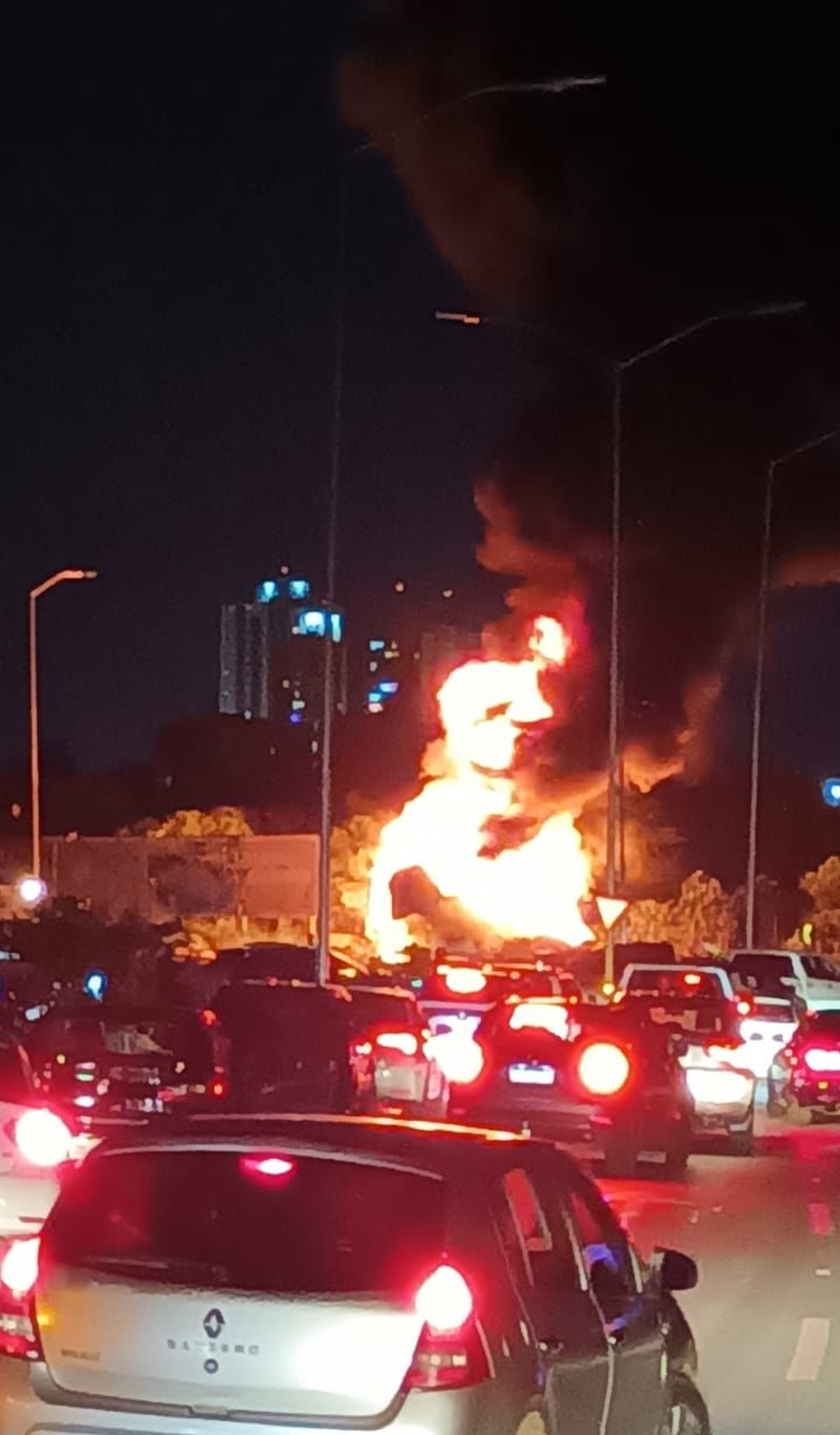 Ônibus pega fogo após tombar em Cuiabá — Foto: Cedida