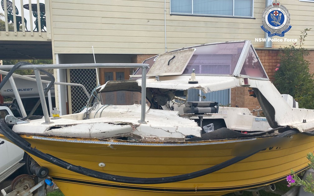 Barco no qual Nick Myhill e seu padrasto Matt pescavam e que foi atingido por uma baleia em New South Wales, na Austrália — Foto: NSW Police/G1