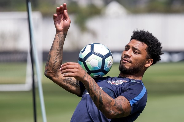 Com 2018 ameaçado, Kazim tem chance de ouro ao substituir Jô contra o Cruzeiro