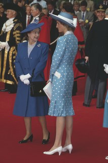 Em 1986, Diana com a Rainha aguardando a chegada do ex-presidente da Alemanha, Richard von Weizsäcker, na Victoria Station   