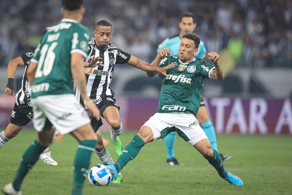 Marcos Rocha teve problemas no duelo com Keno em Atlético-MG x Palmeiras — Foto: Pedro Souza / Atlético-MG