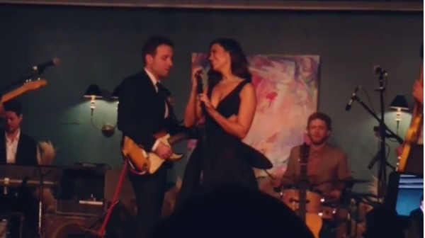 A atriz e cantora Mandy Moore fazendo um dueto com seu marido na festa em seguida ao casamento dos dois (Foto: Instagram)