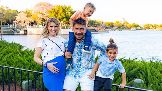 Julio Rocha foge do Carnaval, e curte Disney com a mulher grávida e filhos