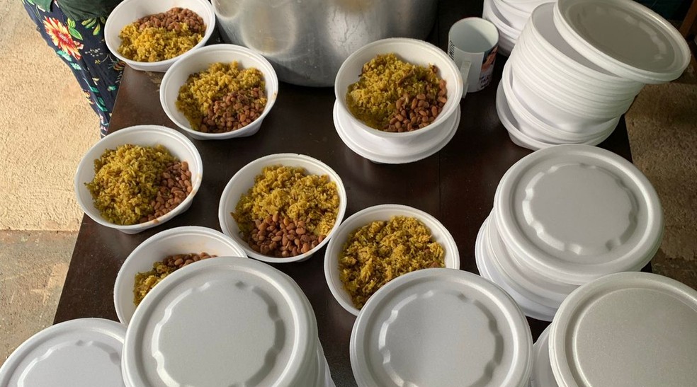 Projeto serve marmitas para moradores de rua uma vez por mês — Foto: Instituto Rogério Ananias/Arquivo Pessoal