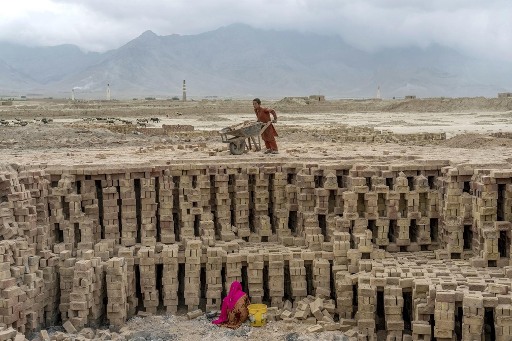 Crianças de sete anos em fábrica de tijolos nos arredores de Cabul, no Afeganistão — Foto: Ebrahim Noroozi