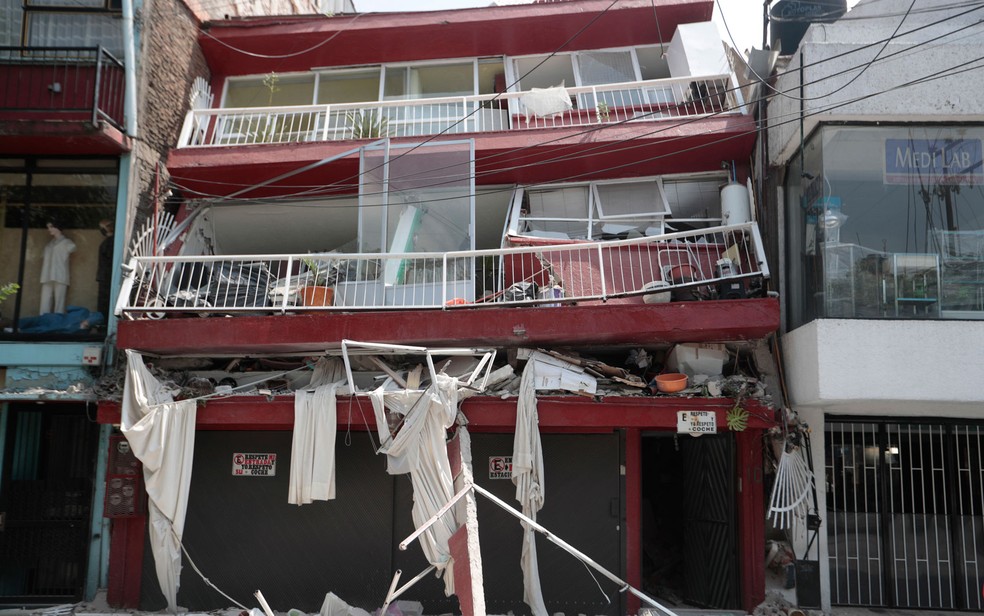 Um prédio altamente danificado pelo terremoto é visto no bairro de Narvarte, na Cidade do México, na terça-feira (19) (Foto: Eduardo Verdugo/AP Photo)