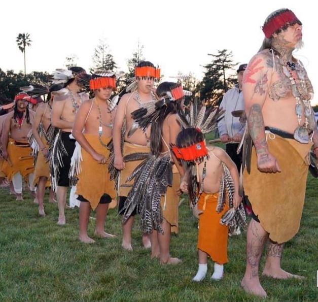 Membros do povo Muwekma Ohlone, que preservam suas tradições até hoje nos EUA, mas não são reconhecidos oficialmente  (Foto: @muwekma_ohlone_tribe/Instagram/Reprodução)