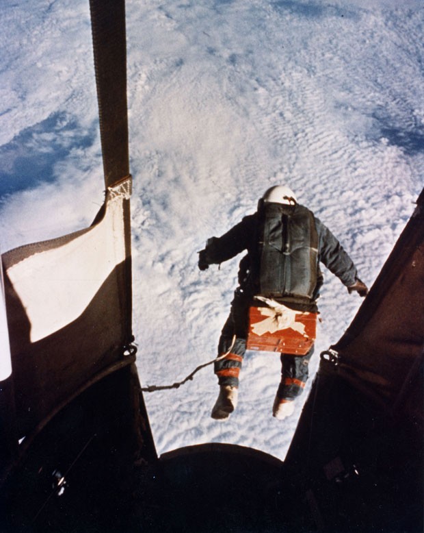 Há exatos 42 anos, Joe Kittinger salta para o recorde em 16 de agosto de 1960 (Foto: AP/Força Aérea dos EUA)