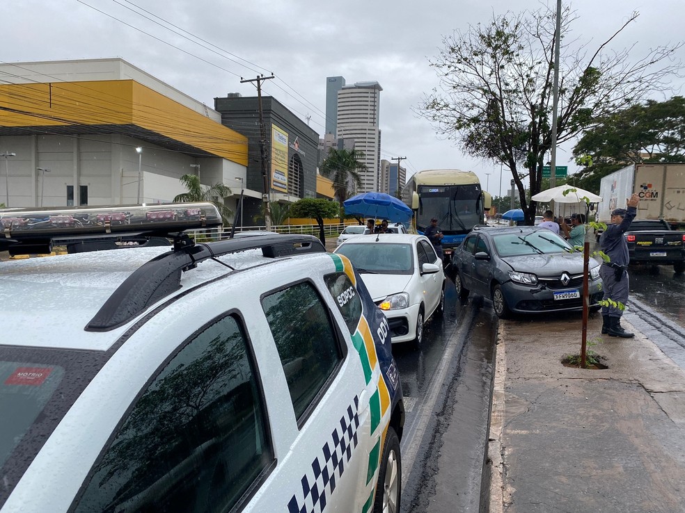 Trânsito ficou congestionado após o acidente — Foto: Luiz Vieira/TVCA