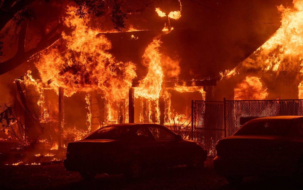 Fogo destrói casas em Paradise — Foto: Josh Edelson / AFP