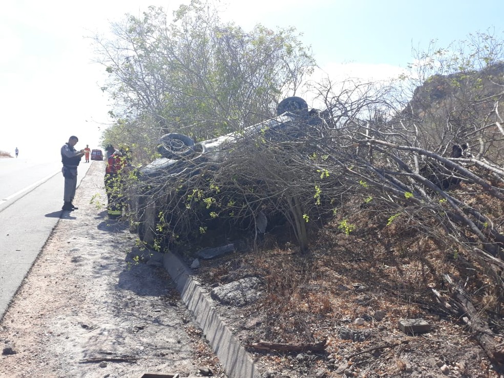 Motorista disse que perdeu o controle do carro que capotiou na AL-220 — Foto: Divulgação/Corpo de Bombeiros