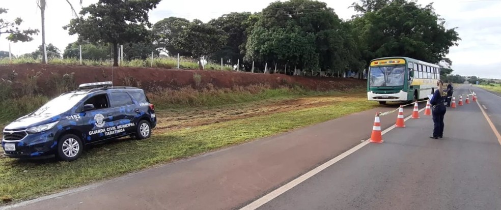 Agentes da Guarda Municipal em uma das barreiras montadas nas entradas de Tabatinga — Foto: Henrique Andrade/O Jornal