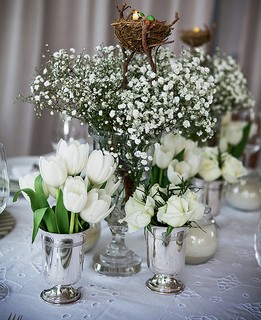 Nem as taças de prata escapam: ficam lindas com flores, por exemplo