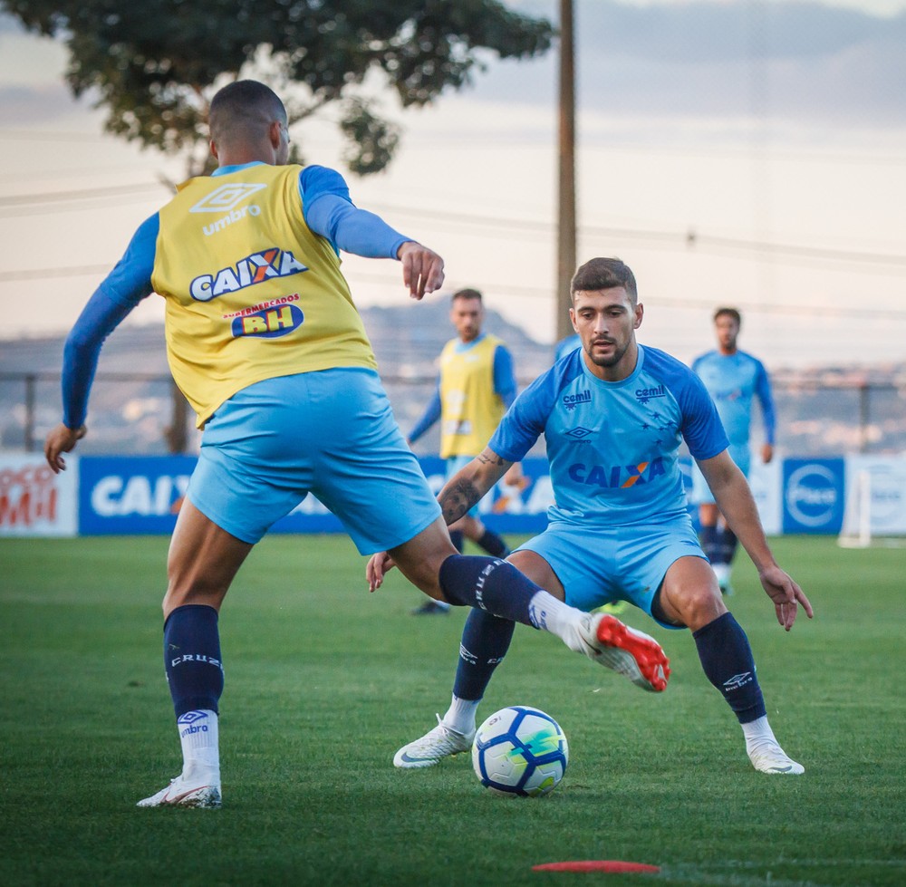 Arrascaeta volta, Cruzeiro continua com baixas e trabalha finalização em 1º treino
