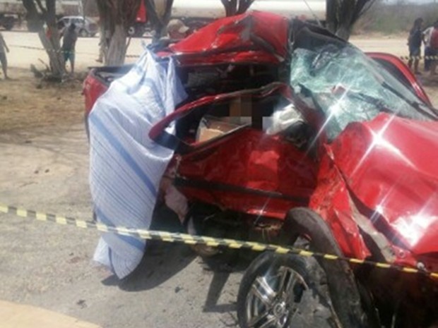 Dois ocupantes do carro morreram no local do acidente, em Sertânia (Foto: Divulgação/PRF)