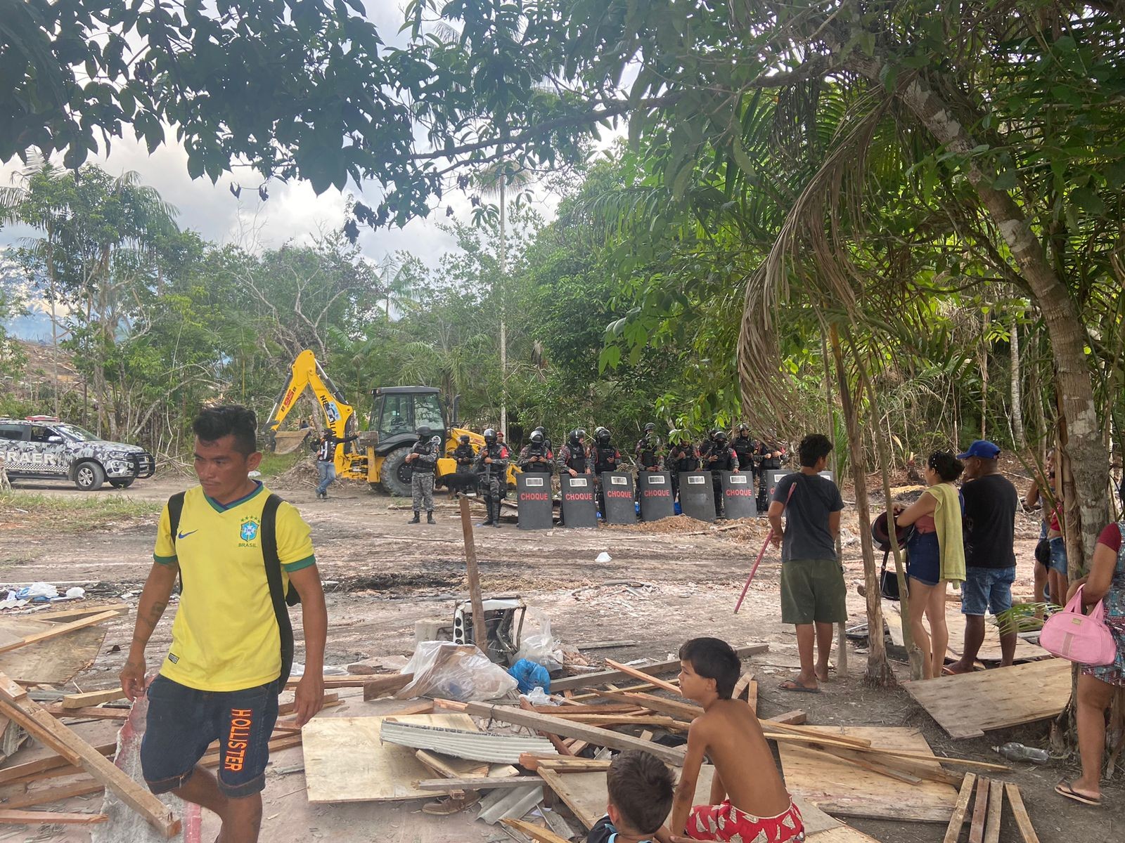 PM cumpre reintegração de posse e mais de 600 famílias são retiradas de comunidade, em Manaus