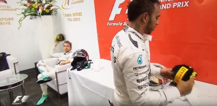 Nico Rosberg devolve boné jogado por Lewis Hamilton (Foto: Reprodução)