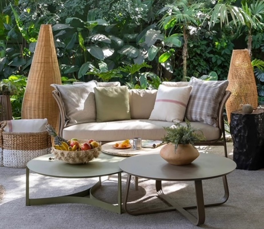 Sofás, mesas de centro, cestos e objetos de fibras naturais trazem aconchego a este jardim produzido pelo designer de interiores Newton Lima