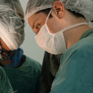 Residentes tomam coragem e encaram cirurgias sob pressão (Rede Globo)
