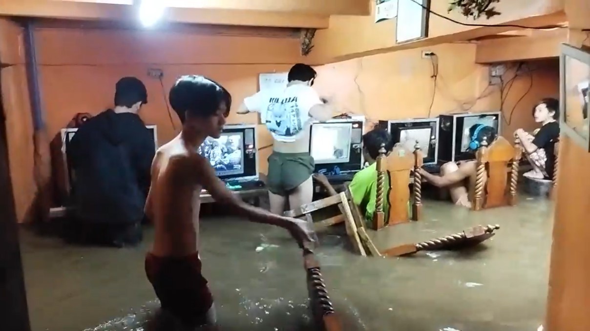 Gamers filipinos ignoram inundação de cibercafé e continuam jogando  (Foto: Reprodução/ NY Post)