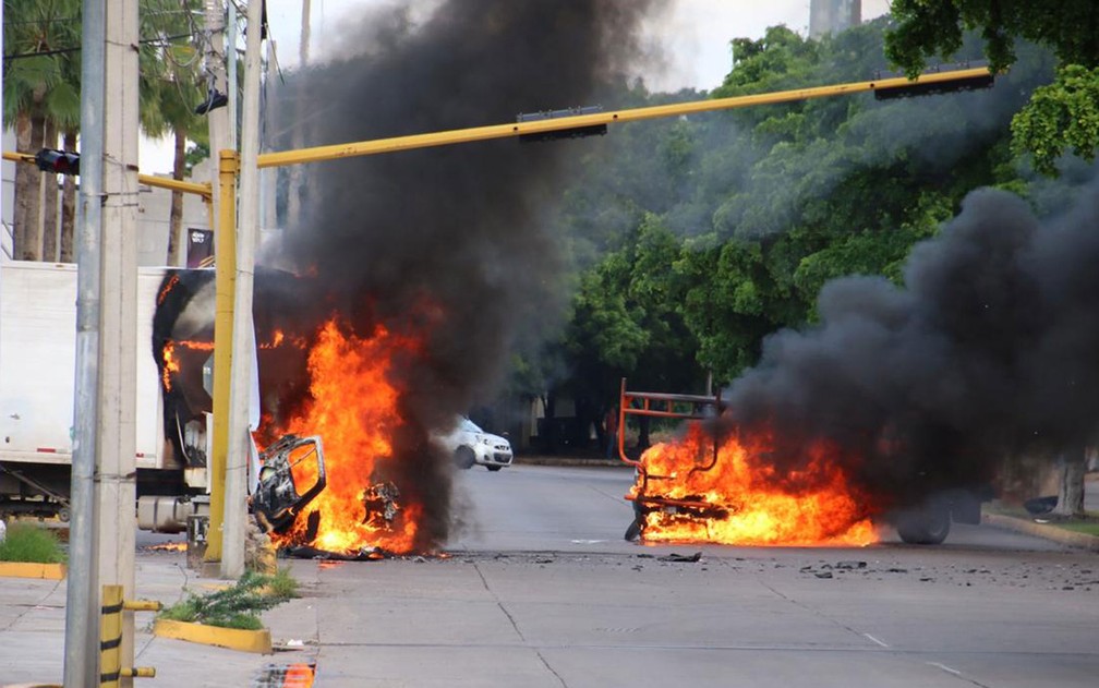 Caminhões incendiados em Culiacán, no oeste do México, durante operação para libertar Ovidio Guzman, filho de 'El Chapo', na quinta-feira (17) — Foto: STR/AFP