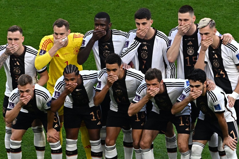 Protesto dos jogadores da Alemanha antes da partida contra o Japão na Copa do Catar