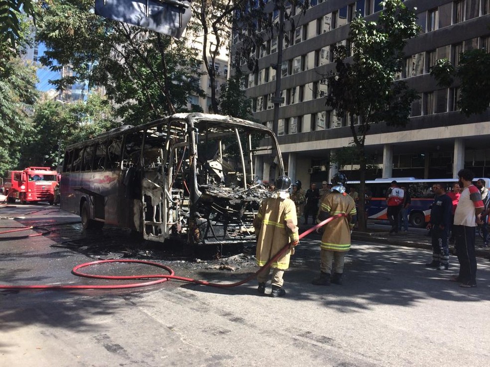 Ã”nibus pegou fogo na via na altura do nÃºmero 139 â€” Foto: Alba ValÃ©ria MendonÃ§a/G1