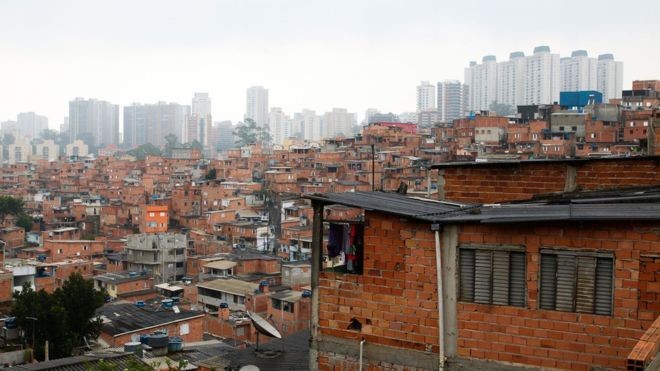 BBC - Recomendação prevê que parcela mais pobre dos brasileiros terá renda mensal de pelo menos R$ 450 por família durante crise (Foto: Rovena Rosa/Agência Brasil via BBC)