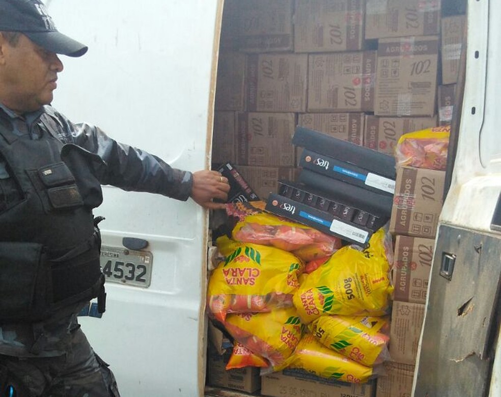 Operação recuperou carga que havia sido roubada no município de Altos (Foto: Andrê Nascimento / G1)