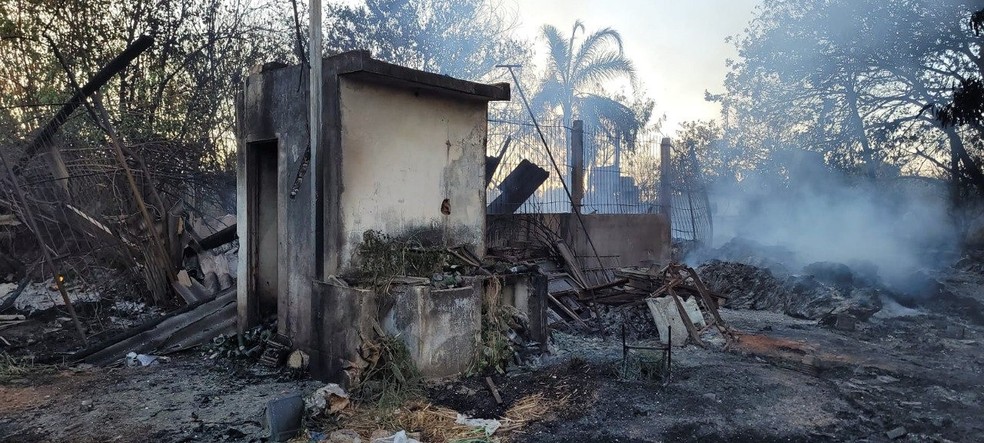 Barracão do depósito foi totalmente comprometido pelo fogo — Foto: Corpo de Bombeiros/Divulgação