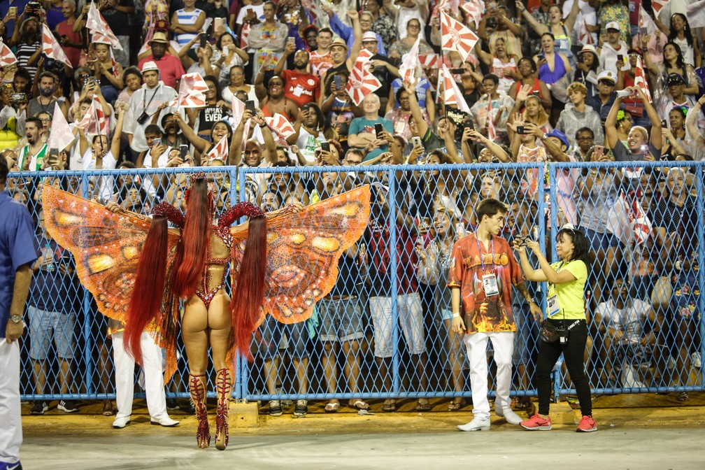 Viviane Araújo, rainha de bateria do Salgueiro, saúda o público na Sapucaí — Foto: Marcos Serra Lima/G1