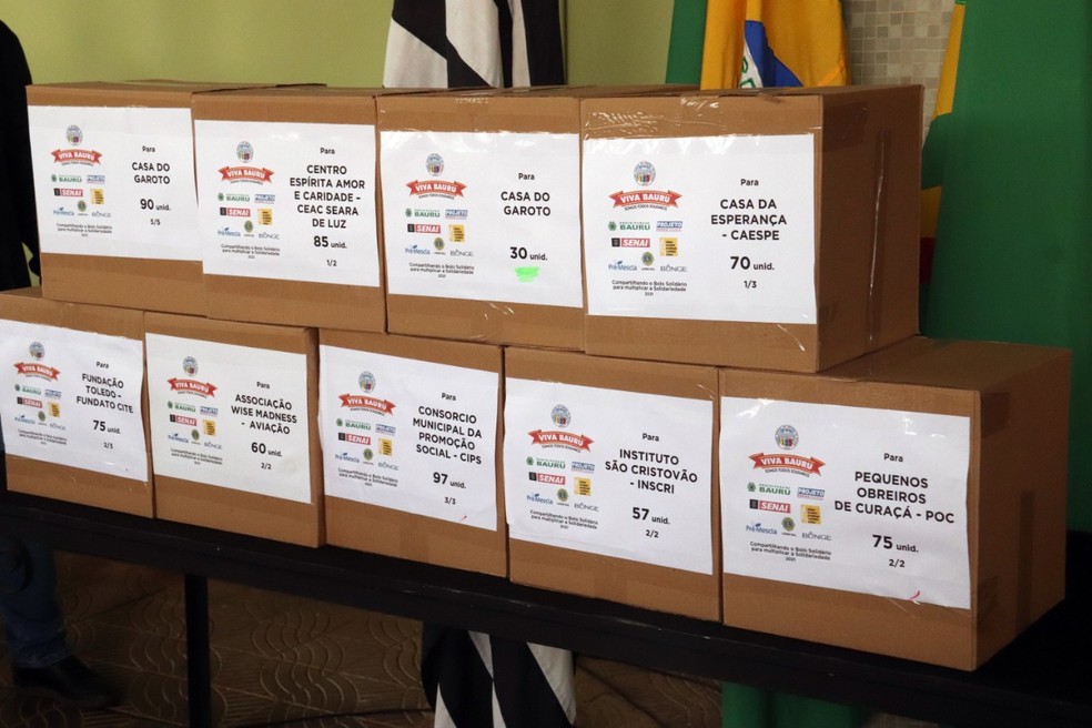 Pedaços de bolo foram colocados dentro de caixas destinadas a entidades assistenciais; distribuição será nesta segunda-feira (2) — Foto: Priscila Medeiros/Prefeitura de Bauru