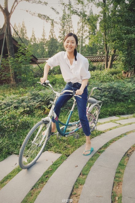 Liu Wen aprendendo a andar de bicicleta (Foto: Acervo pessoal)